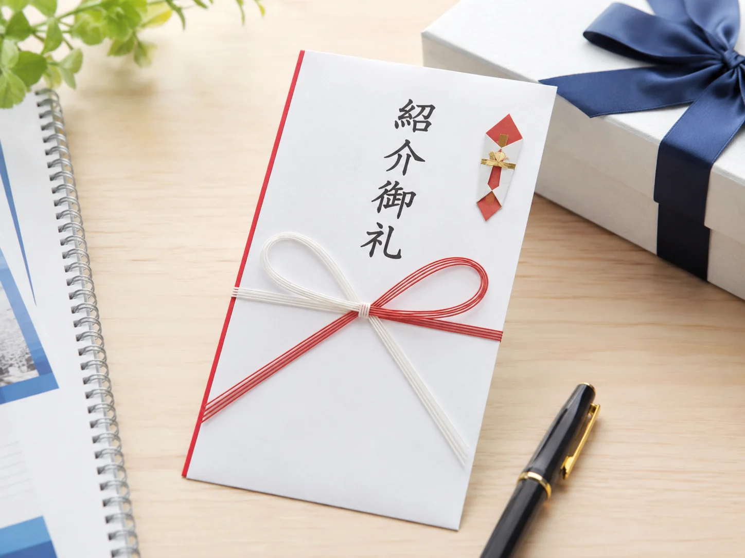 複数名のチームで現場に向かう場面
