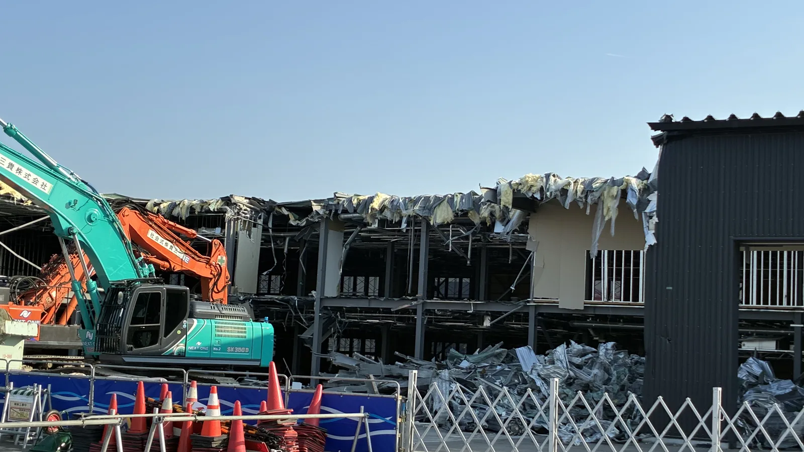 大型建物の解体現場で稼働する重機